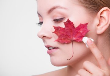 Anti-Couperose Gesichtsbehandlung in Innsbruck - rotes Blatt Symbolfoto | INCEBEL Medical Beauty Institut